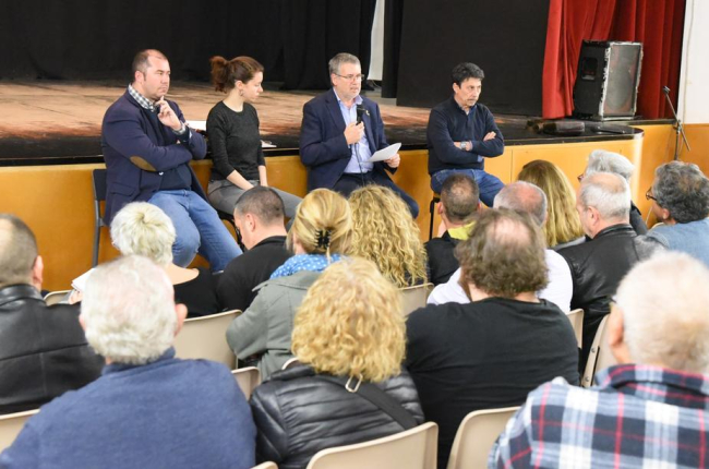 L'alcalde de Tarragona, Pau Ricomà, amb altres membres del govern municipal durant la reunió amb representants veïnals al Centre Cívic de Torreforta.