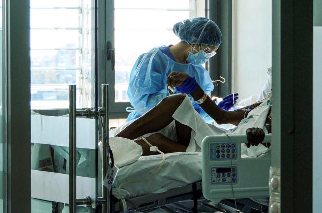 Una infermera a la UCI atenent un pacient covid-19.
