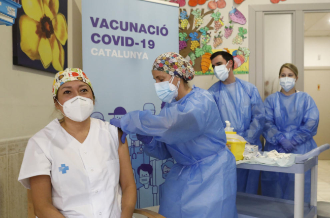 Una sanitària rebent la vacuna contra la covid-19.