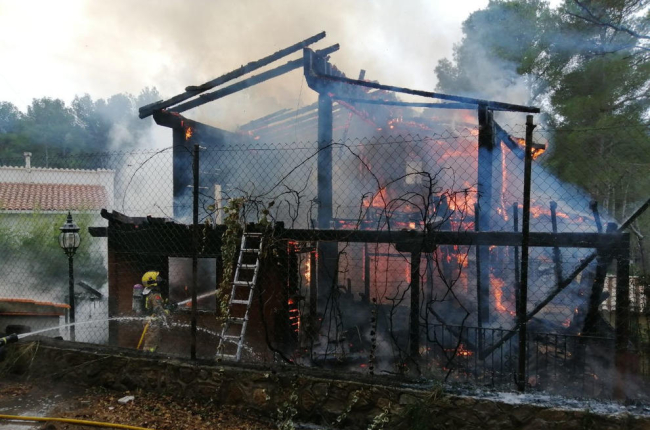 Imatge de l'incendi a Santa Marina de Pratdip.