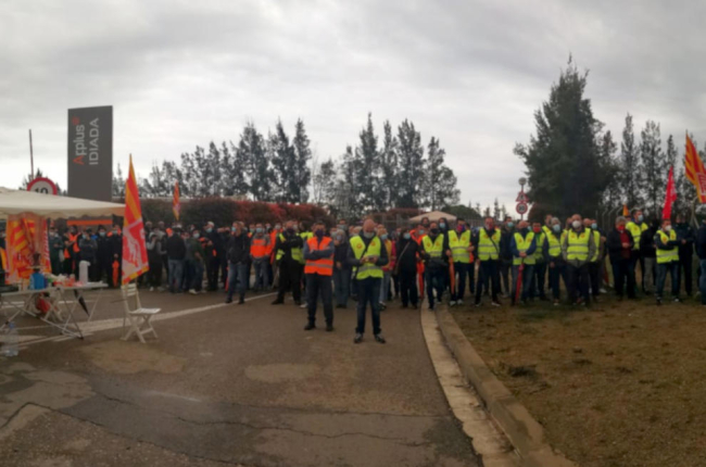 Centenares de trabajadores de Idiada Automotive protestando a las puertas del centro de Santa Oliva.