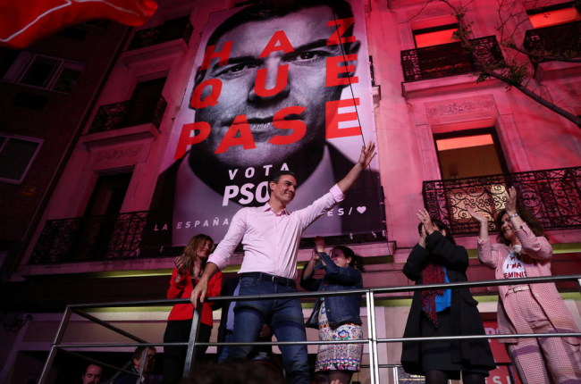 Pedro Sánchez saludant a militants i simpatitzants davant la seu de Ferraz la nit electoral.