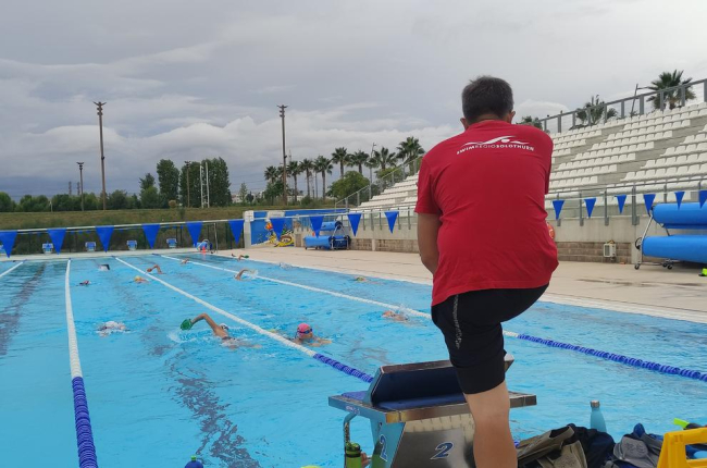Imatge d'un entrenament a les instal·lacions de la piscina olímpica Sylvia Fontana de Tarragona.