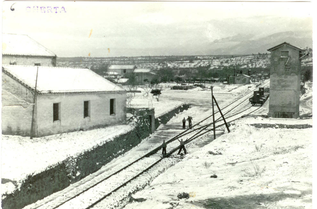 El complejo ferroviario de Xerta en construcción, cubierto de nieve, con presos en el centro de la fotografía.