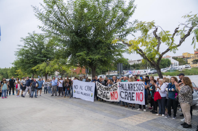 Los residentes contrarios a la instalación de un Centro Residencial de Acción Educativa se concentraron ante el Ayuntamiento.