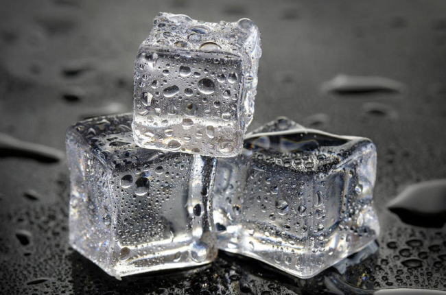 El truco para que los cubitos de hielo se congelen antes y tarden