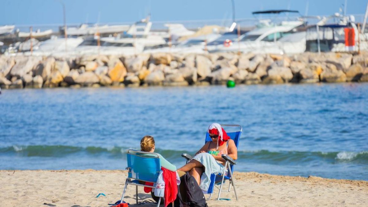 Imatge d’arxiu de dues dones a la platja de Salou.