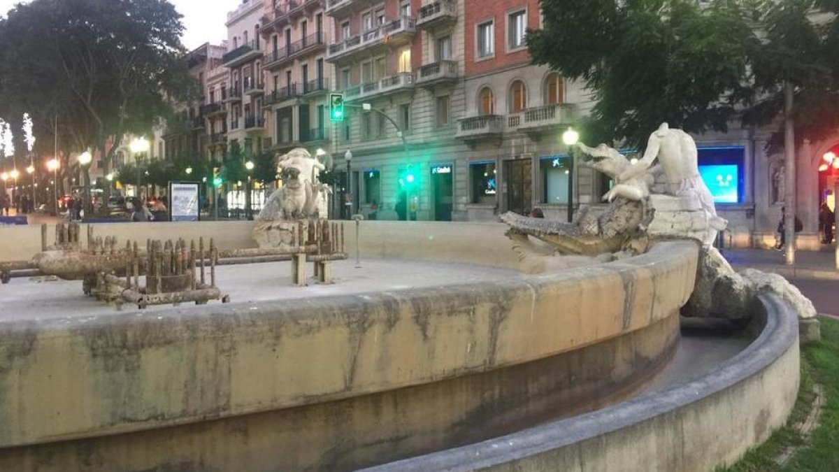 Imagen de la Font del Centenari sin agua.