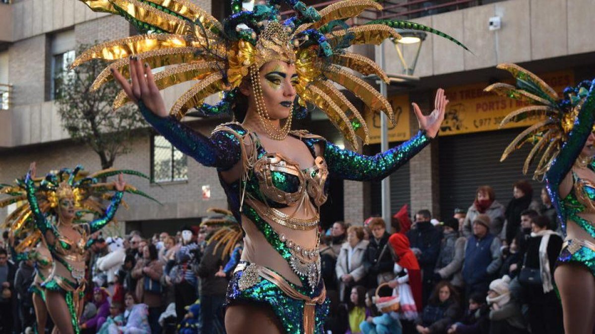 Prop de 2.000 persones desfilen pels carrers de Tarragona per la Rua de l'Artesania