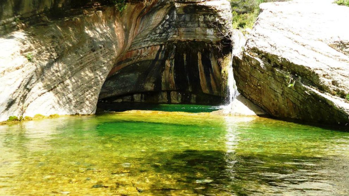 Descubrir un espectacular salto de agua tocando Farena: el charco de la Olla