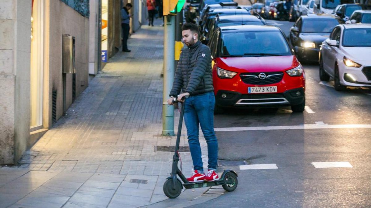 Imagen de archivo de una persona circulando con patinete eléctrico.
