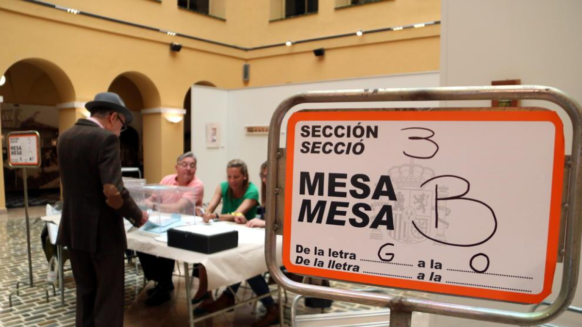 Una persona vota en Tarragona.