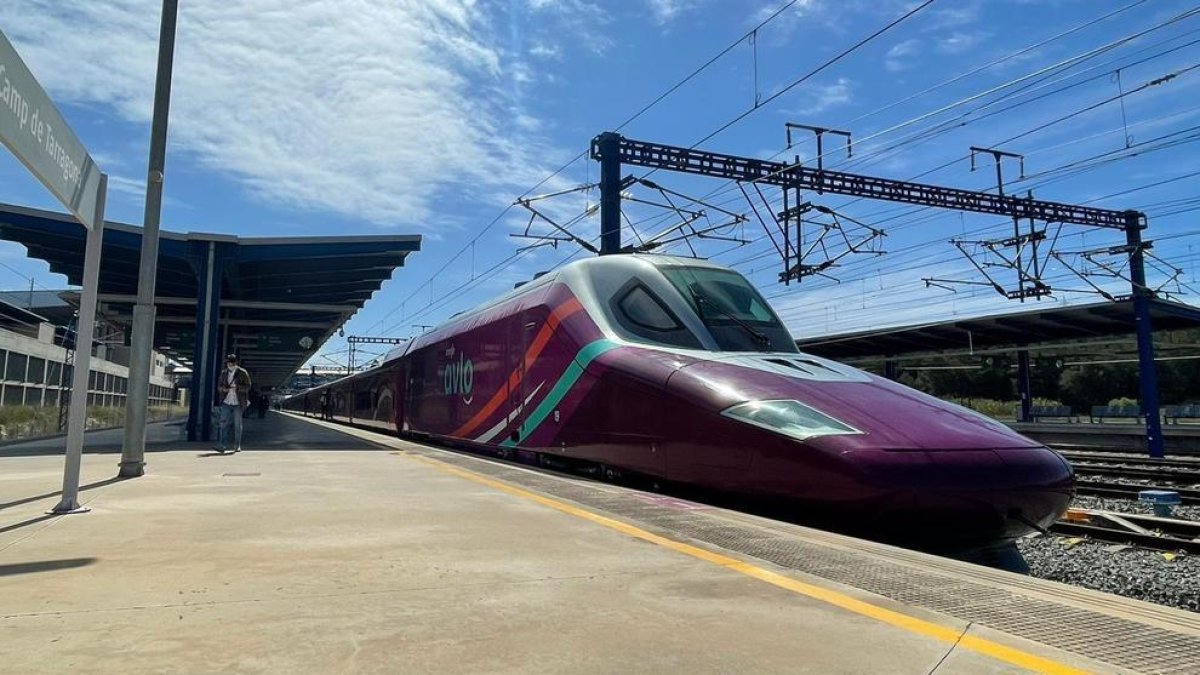Imagen de archivo de un tren Avlo en la estación del Camp de Tarragona.