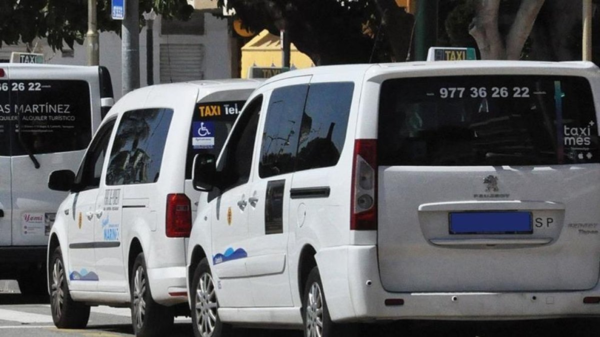 Imagen de varios taxis.