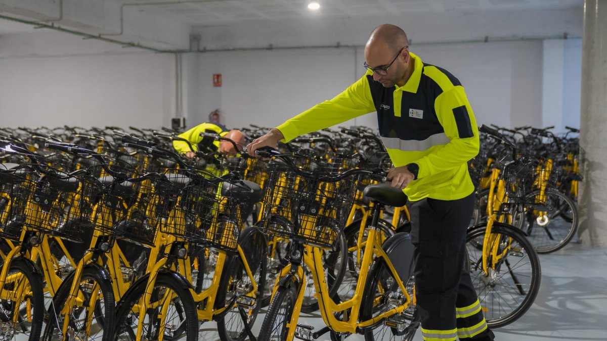 El modelo de la Ganxeta luce el mismo amarillo corporativo que los autobuses municipales.
