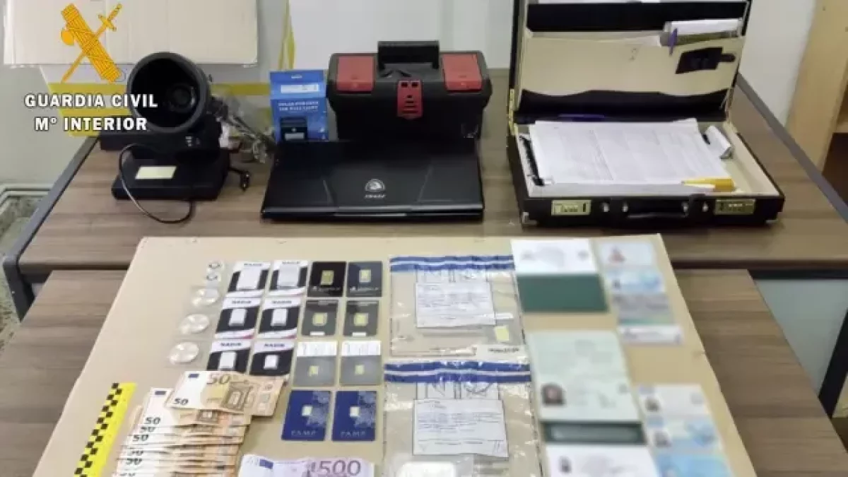Se acusa a los dos detenidos de tráfico de drogas y falsedad documental.