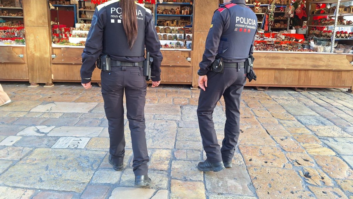 Agentes de la Urbana y de los Mossos, en el Mercado de Navidad.