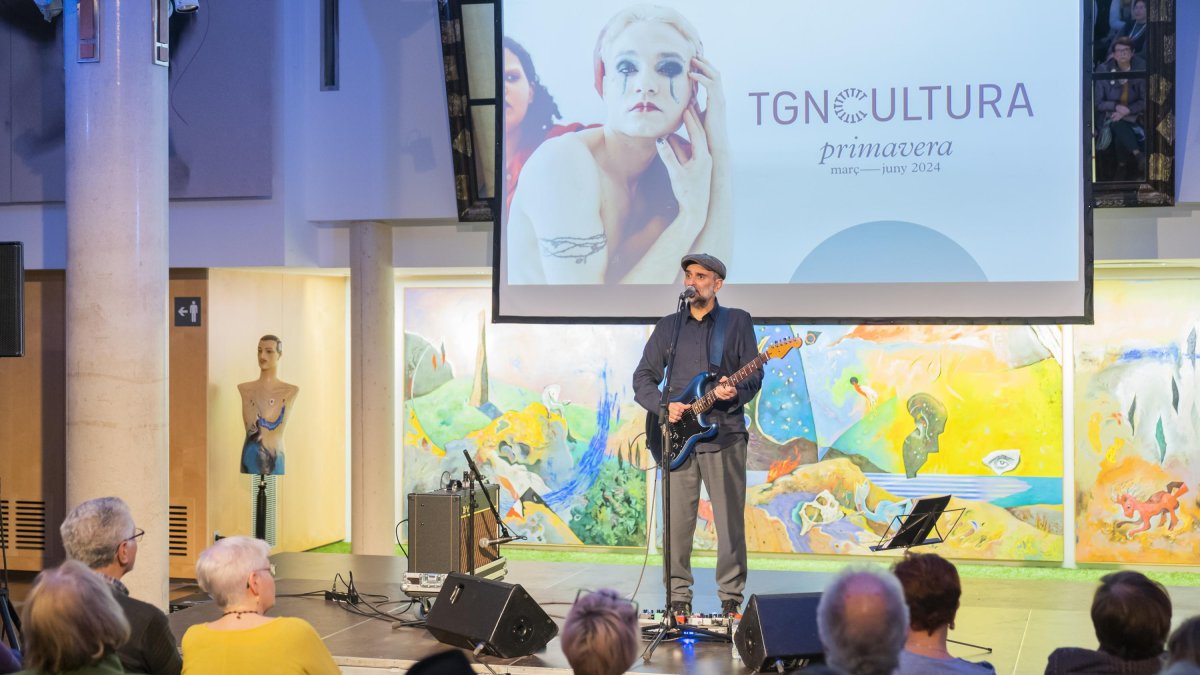Joan Miquel Oliver, component d’Antònia Font, va oferir un concert per presentar l’actuació del 27 de juliol.