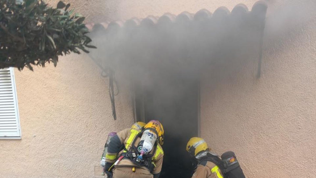 Los Bomberos trabajando en el incendio de una vivienda en l'Ampolla.