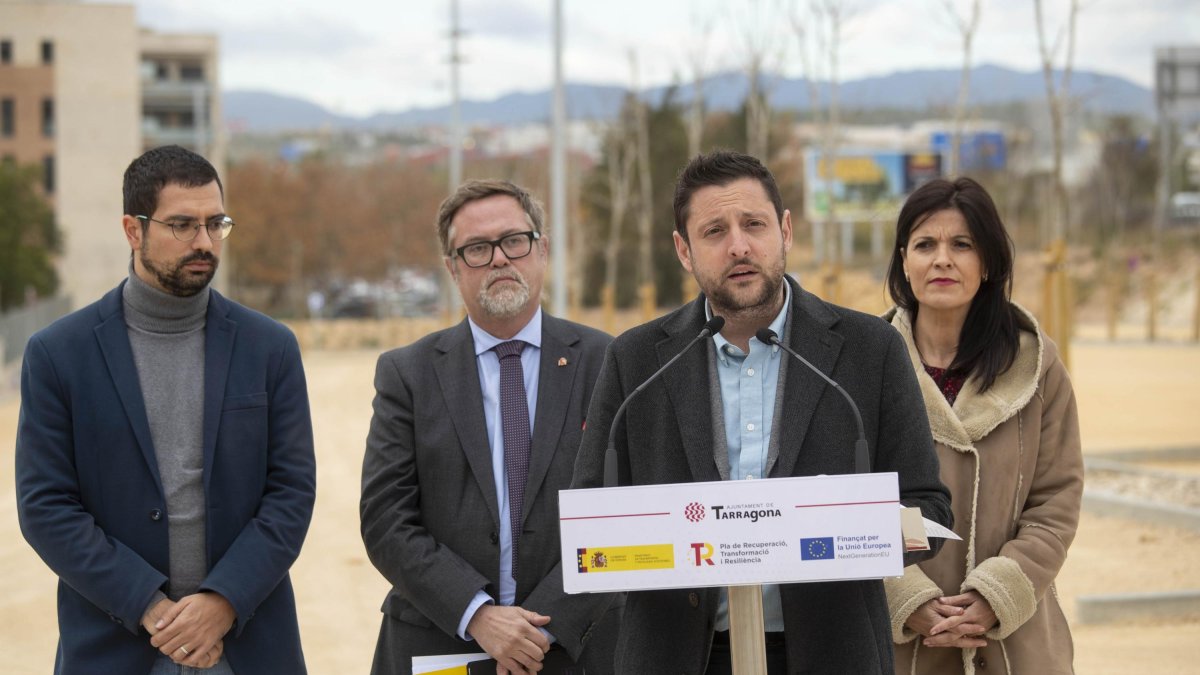 Imatge de l’alcalde Rubén Viñuales en l’acte d’inauguració del nou aparcament al carrer Guillem Oliver.