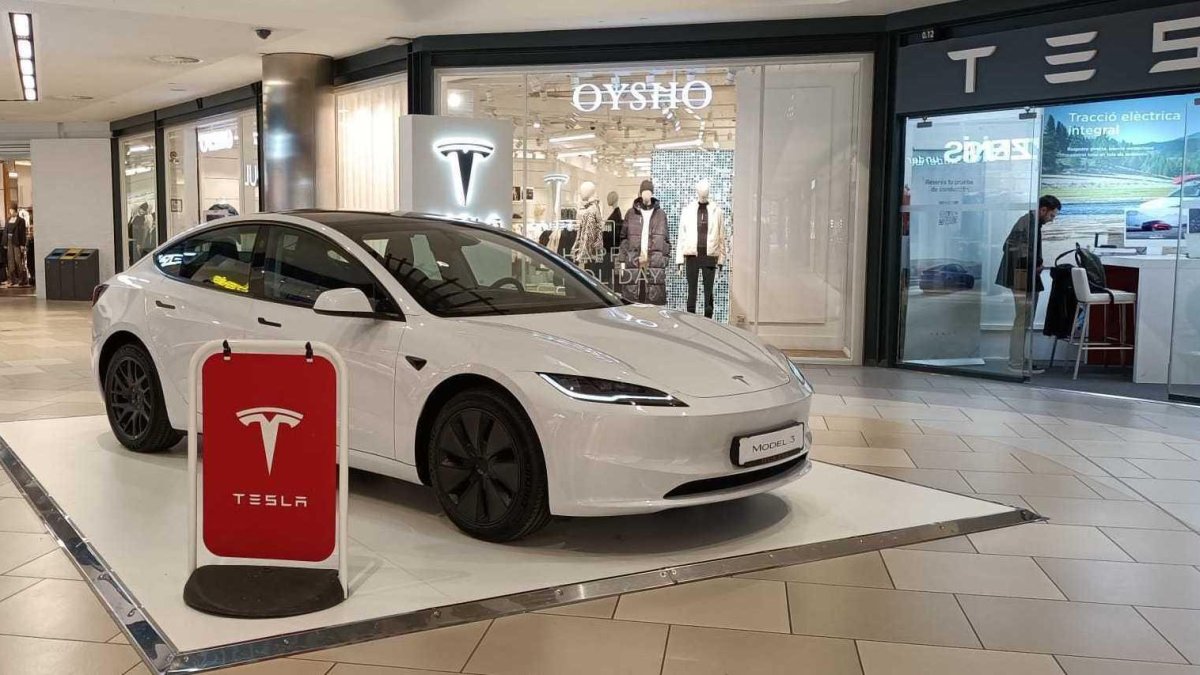 Imagen de la nueva tienda de Tesla en el Parc Central.