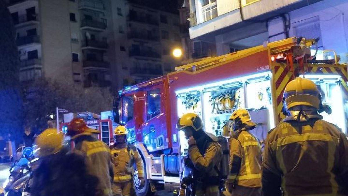 Set dotacions de Bombers han treballat en l'extinció del foc.