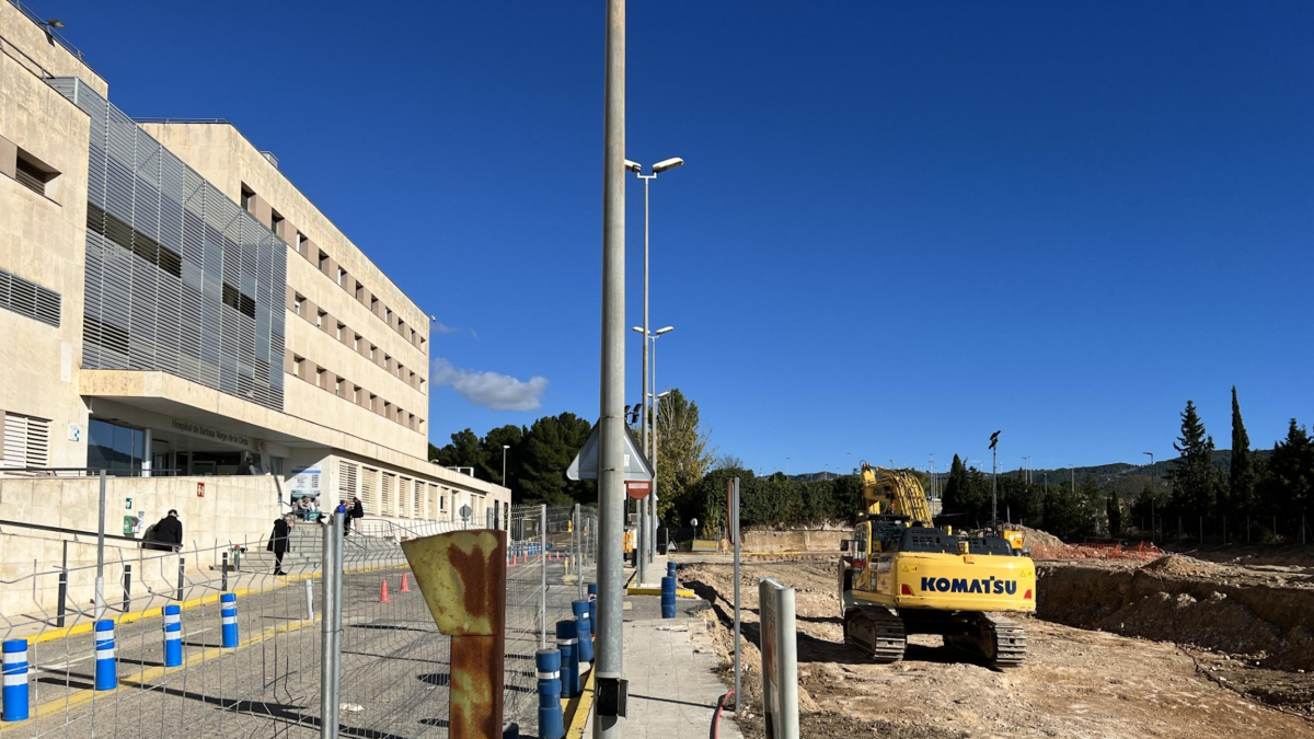 Zona de las obras de ampliación del Hospital Verge de la Cinta de Tortosa donde se han parado los trabajos a raíz del hallazgo de restos patrimoniales.