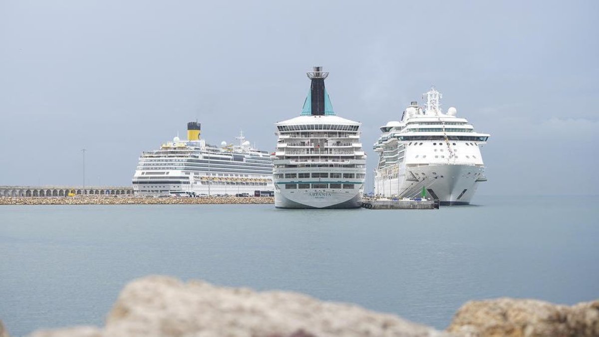 Imatge de tres creuers al Port de Tarragona.
