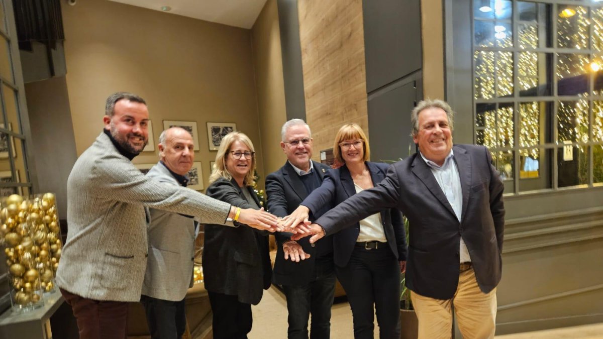 Los alcaldes, entre ellos el de Salou, Pere Granados, durante el acto.