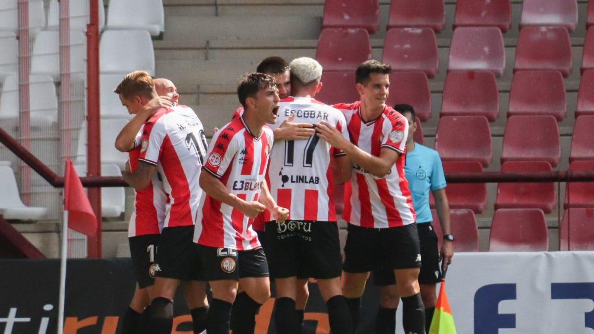 Los jugadores del Logroñés celebrando un gol en Las Gaunas.