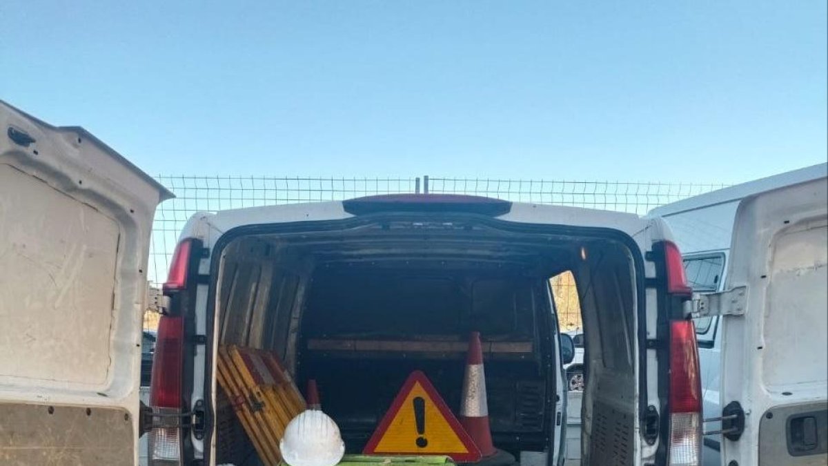 Herramientas de trabajo y señalización que los ladrones utilizaban para cortar cable de cobre y pasar desapercibidos como trabajadores del sector.