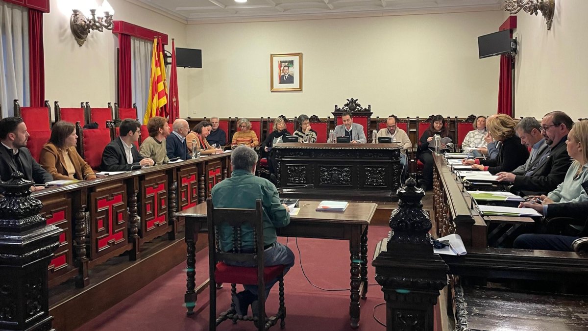 Els regidors de l'Ajuntament de Tortosa en el ple extraordinari per aprovar definitivament la modificació d'ordenances fiscals per a l'exercici 2024.