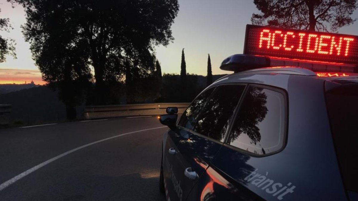 Imagen de un vehículo de los Mossos alertando de un accidente.