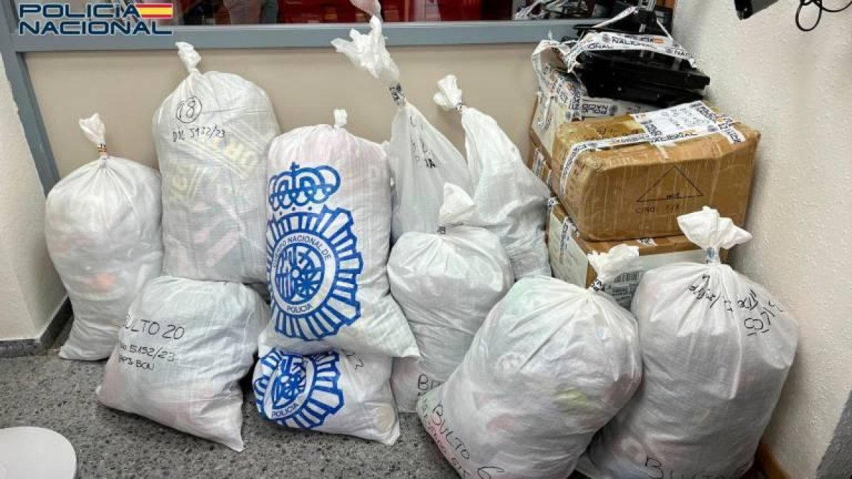 Imagen de las bolsas de ropa falsificada