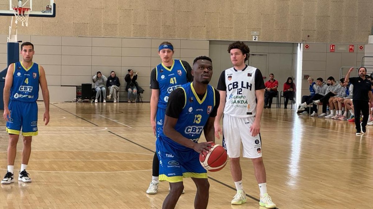 Bright Mensah preparando un tiro libre.