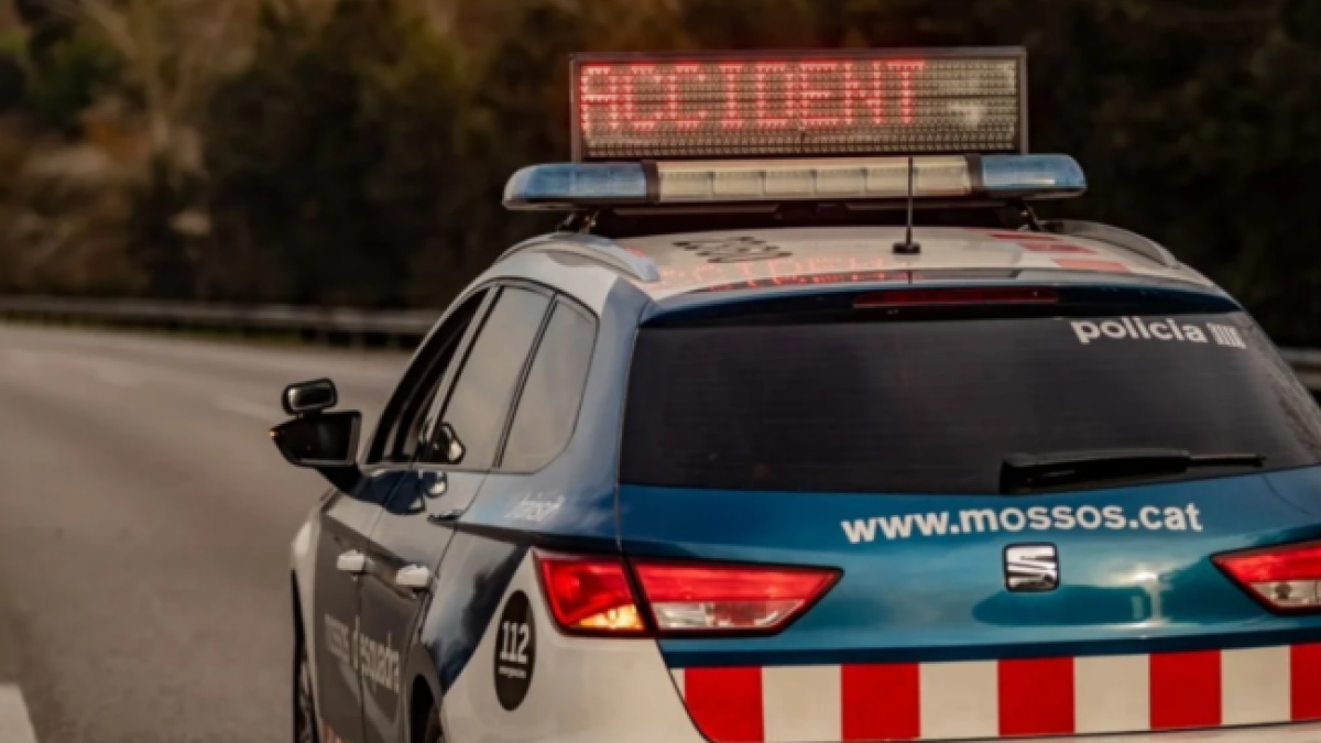 Imagen de archivo de un vehículo de los Mossos señalizando un accidente.