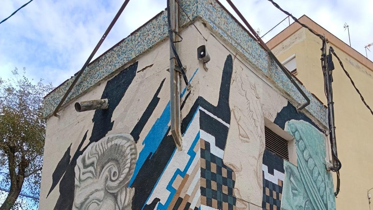 Imatge de l'artista amb l'obra.