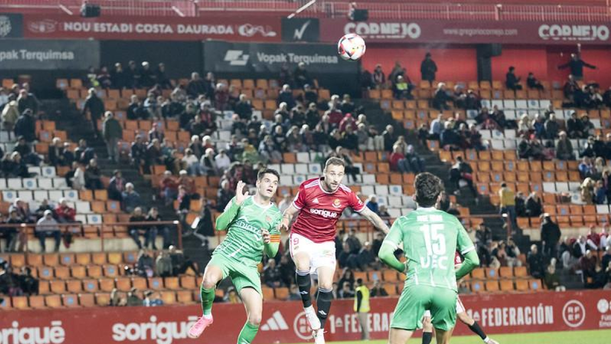 Gorka Santamaría disputa una pelota aérea en el partido en el Nuevo Estadio contra el Cornellà.