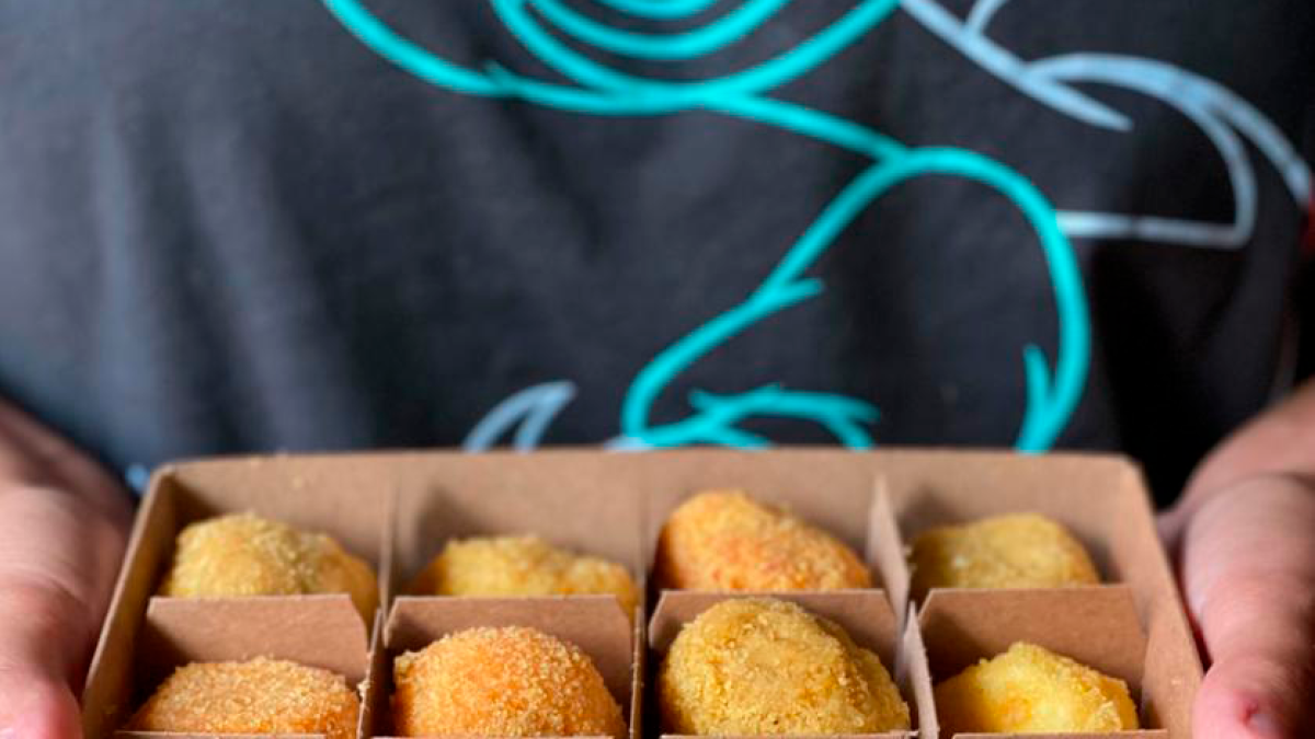 Imatge d'una capsa de croquetes de diferents sabors.