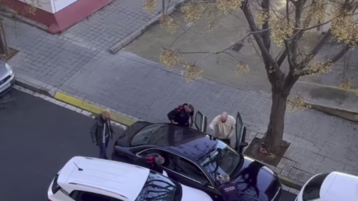 Captura del momento en que varios agentes detienen al hombre a Torreforta.