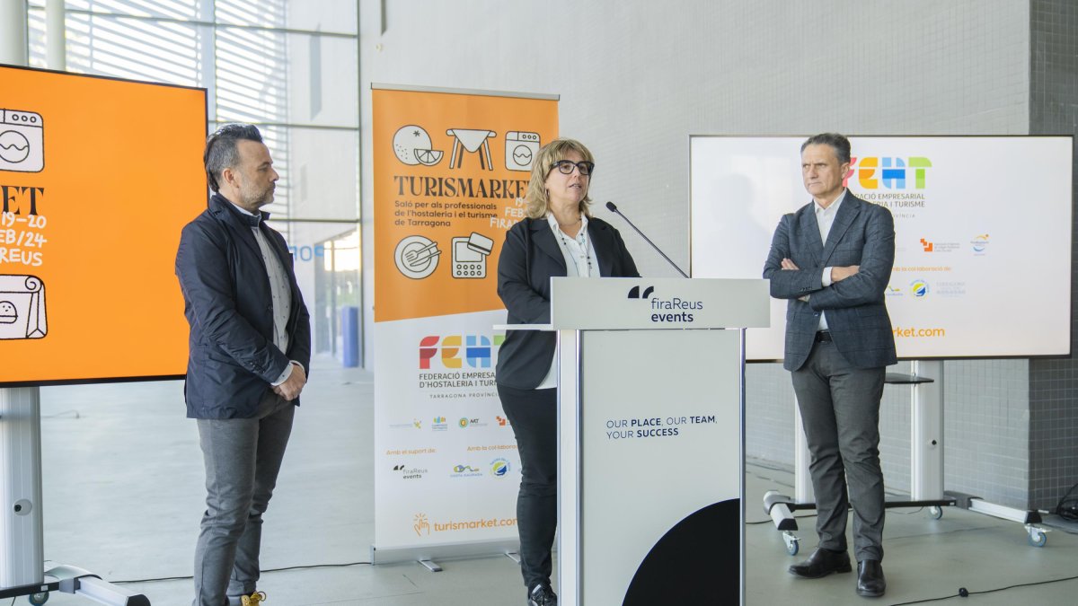 La presidenta de la FEHT, Berta Cabré, i el regidor Josep Baiges (dreta), amb Jesus Angla de la URV.