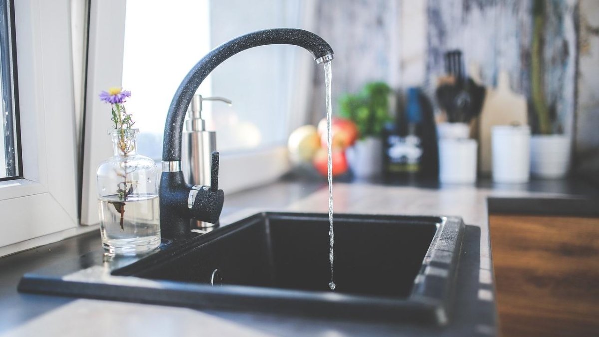 Imagen de una pila|pica chorreando agua.