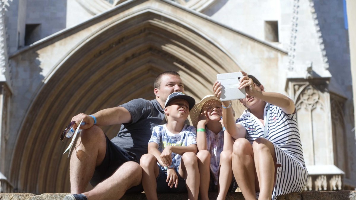Imagen de turistas fotografiándose en la Catedral de Tarragona