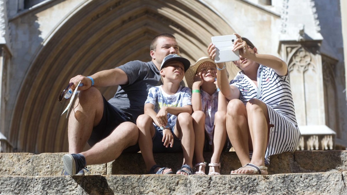 Imagen de turistas fotografiándose en la Catedral de Tarragona.