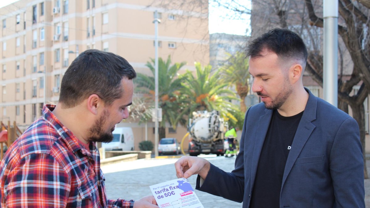 Los comunes han repartido unos boletines informativos por el barrio de la Floresta para informarles y animarles a solicitar la ayuda.