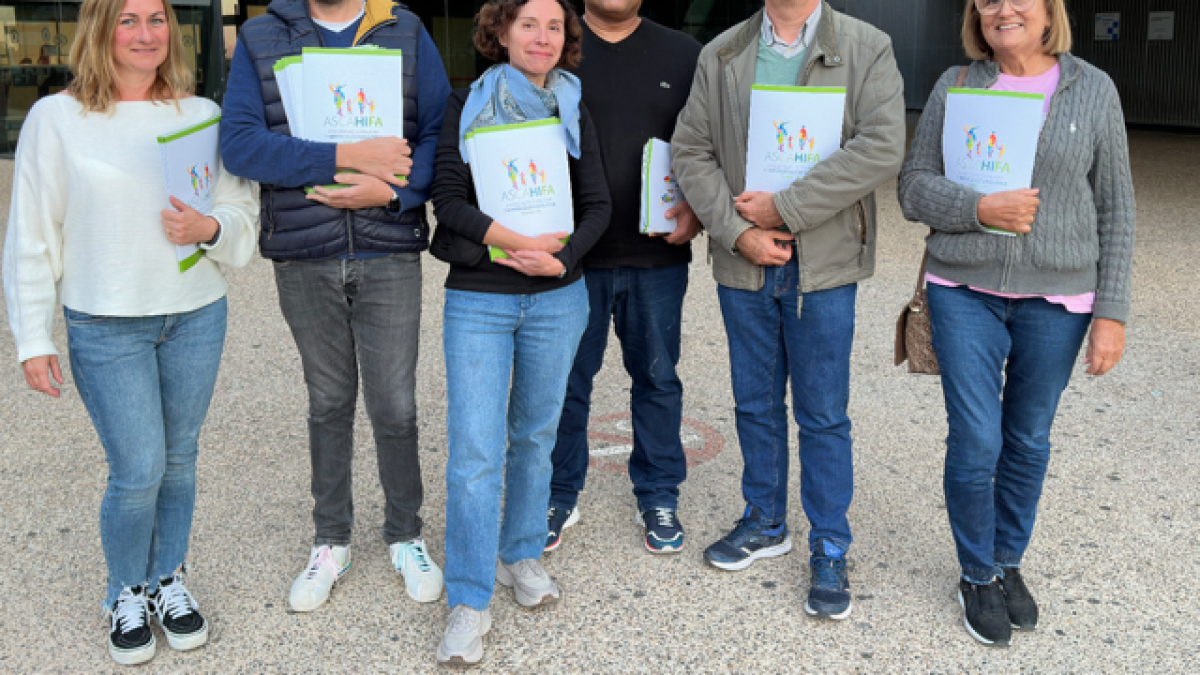Fotografia de grup de membres de l’ASCAHIFA, que volen difondre informació sobre l’afectació, també, entre els professionals sanitaris.