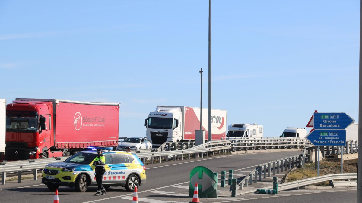 Punto donde los Mossos cortan el paso a los vehículos al AP-7 a la salida 3.