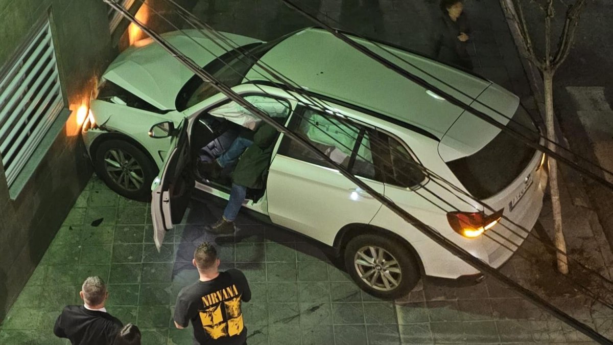 El vehículo estampado.