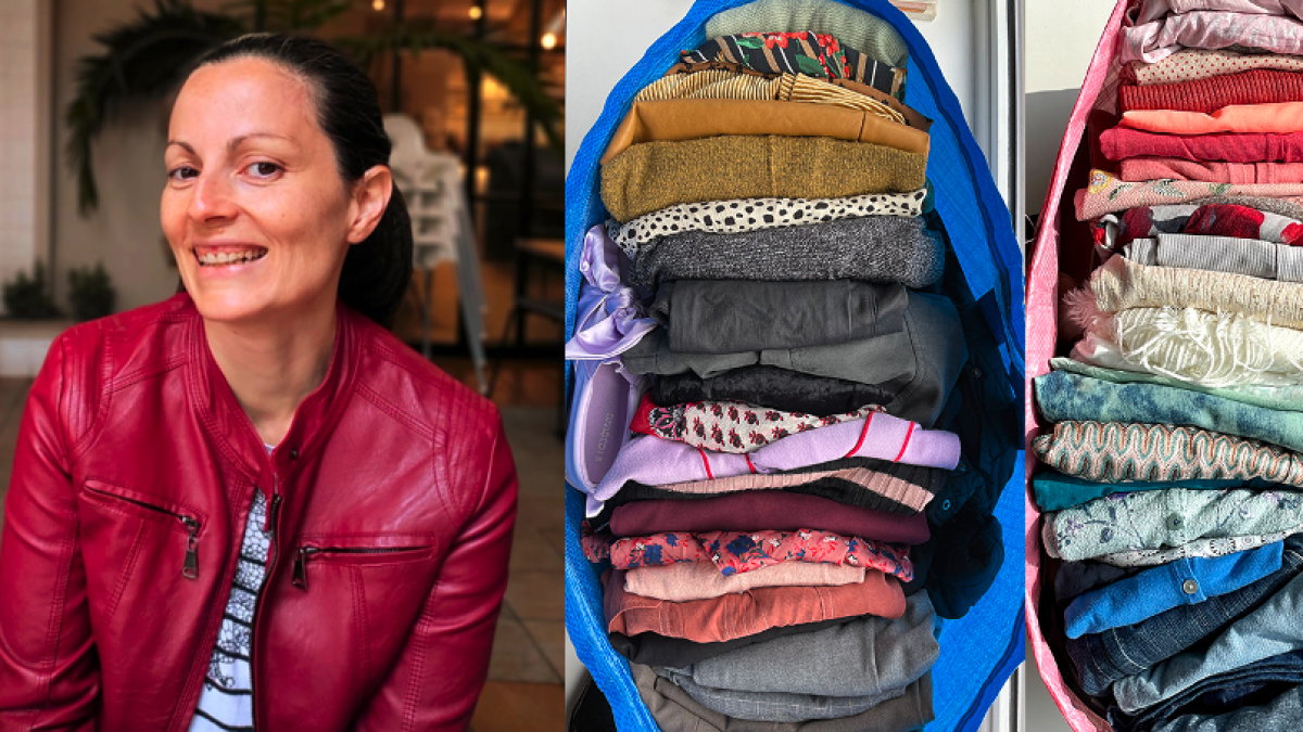 A la izquierda, Mònica Llobera, emprendedora de 'The Clothing Loop' en Tarragona. A la derecha, bolsa con ropa utilizada para hacer los intercambios de ropa.
