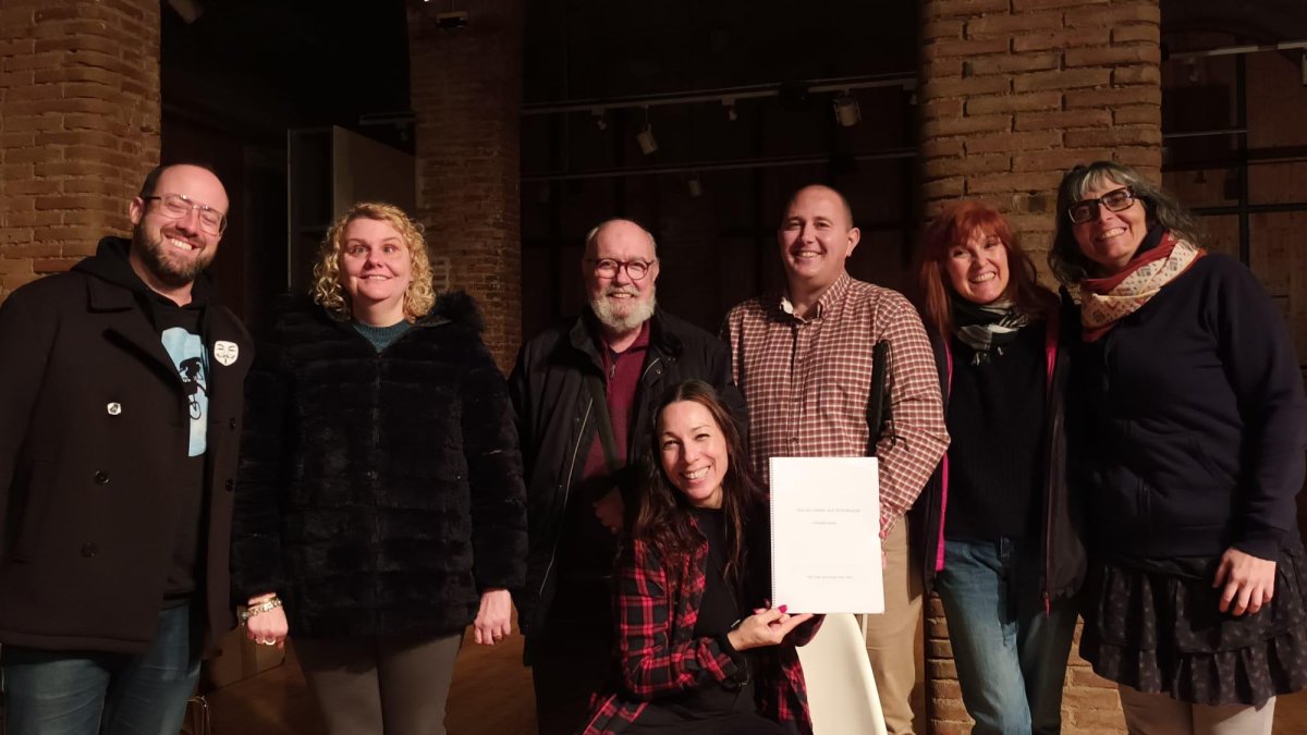 Intèrprets de la lectura dramatitzada que proposa la companyia Teatrosfera.